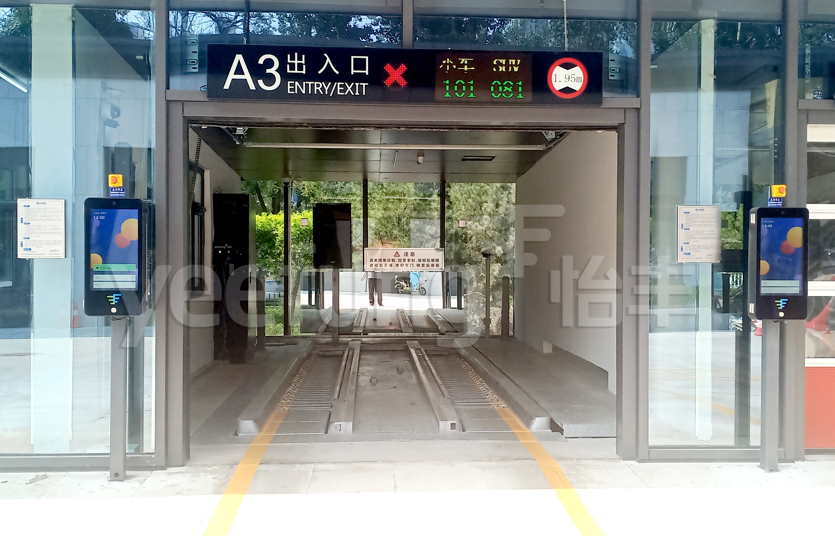 车库出入口车库内部结构为更好的保障场内交通秩序,车库采用巷道内